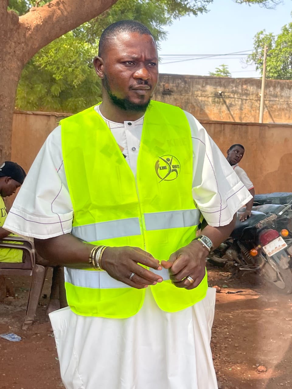 Sangaré Drissa en intervention terrain, tenue de sécurité.