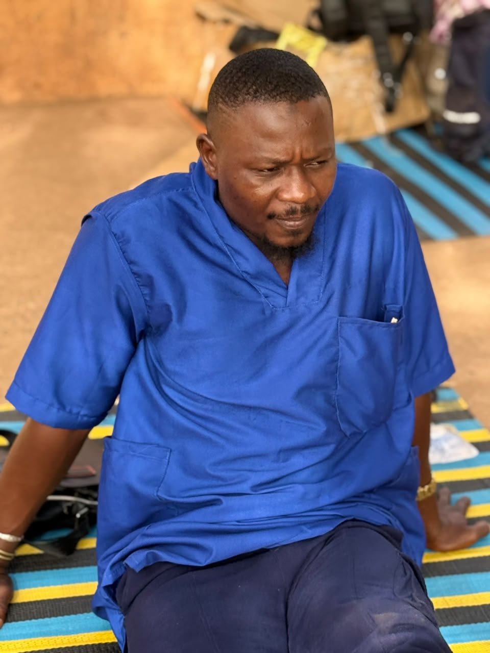 Sangaré Drissa, fondateur et kinésithérapeute principal de KINE WATI, en tenue clinique.